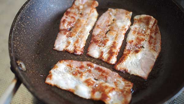 ベーコンをフライパンで焼く