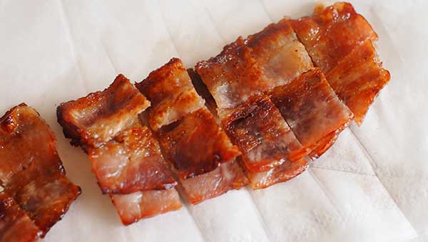 焼いたベーコンを切る 焼いたベーコンを切る