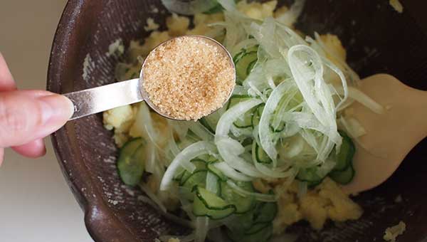 じゃがいもと具材、調味料を混ぜ合わせる じゃがいもと具材、調味料を混ぜ合わせる