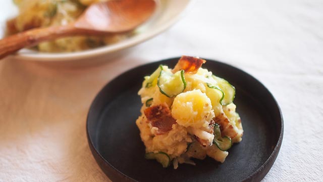じゃがいもは熱いうちにつぶして下味がコツ！ポテトサラダレシピ