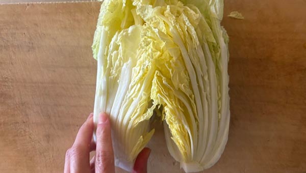 白菜の根元に包丁を入れて手で取り分ける