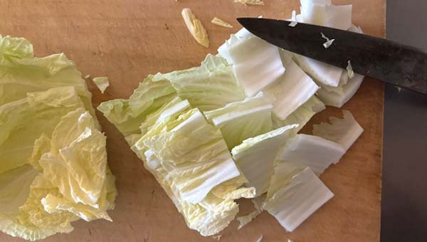 白菜をひと口大に切る