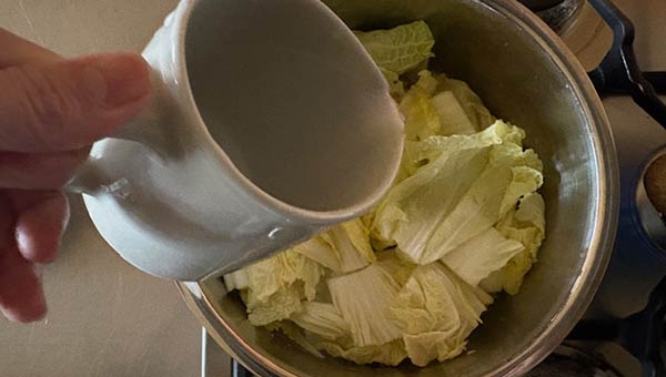 水を入れて蒸し煮にする