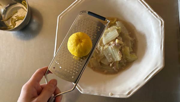 器に盛って柚子の皮を削る