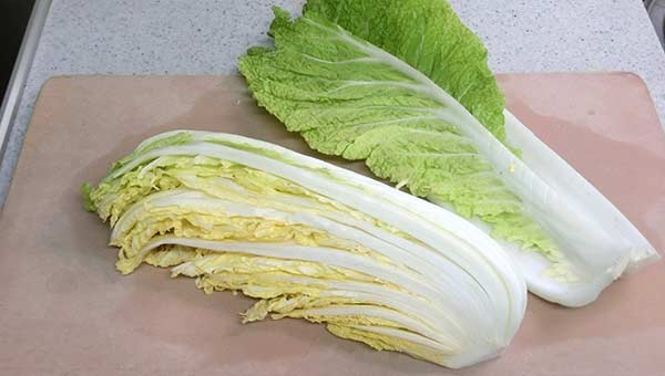白菜をフライパンに入る大きさに調整する