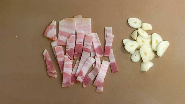 ベーコンとニンニクを切る