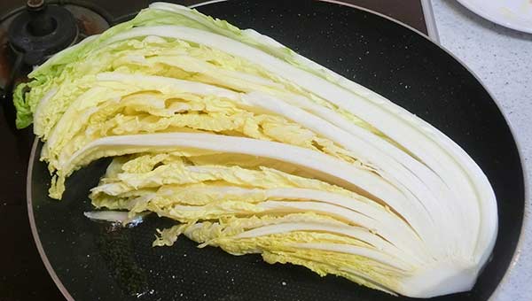 フライパンに白菜を入れ、塩を振って焼く