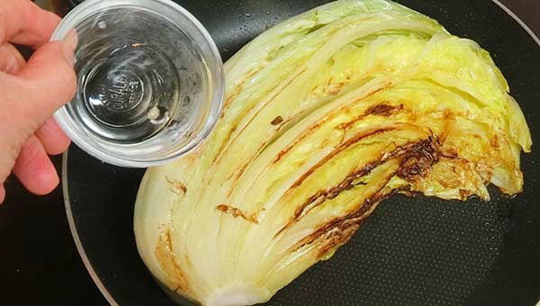 白菜を裏返して塩と水を入れ蒸し焼きにする