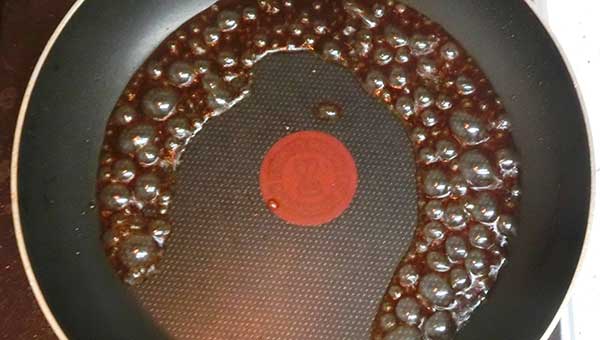 フライパンに調味料を入れて煮立たせる