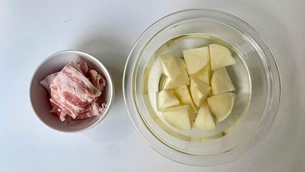 豚肉とじゃがいもを切り、じゃがいもは水にさらす