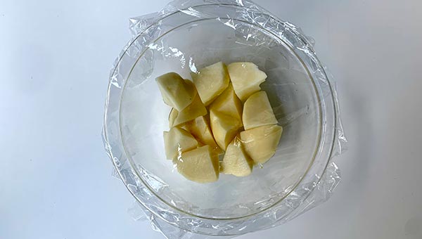じゃがいもを電子レンジで下茹でする