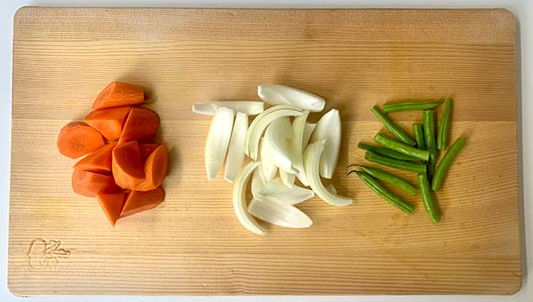 にんじん、タマネギ、いんげんを切る