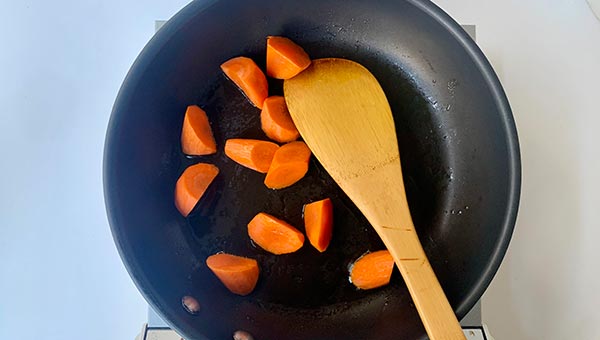 にんじんを炒める
