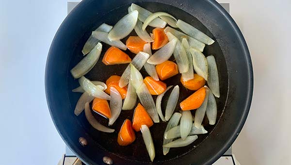 タマネギが透き通ったら水を加える