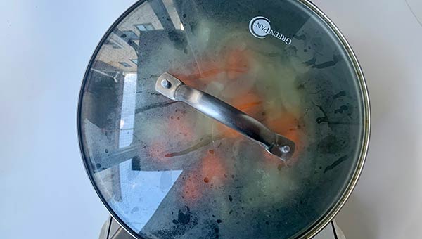 ふたをして強火にし、煮立ったら弱火にして煮込む