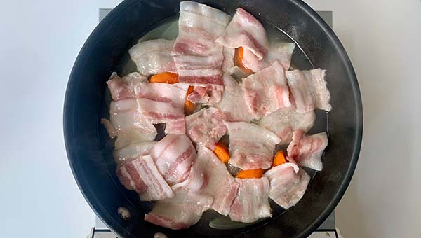 豚肉をのせて中火にし、あくを取り除く