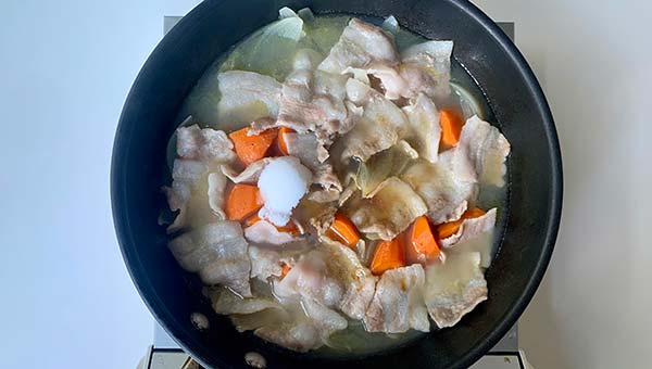 調味料を加えて馴染ませる