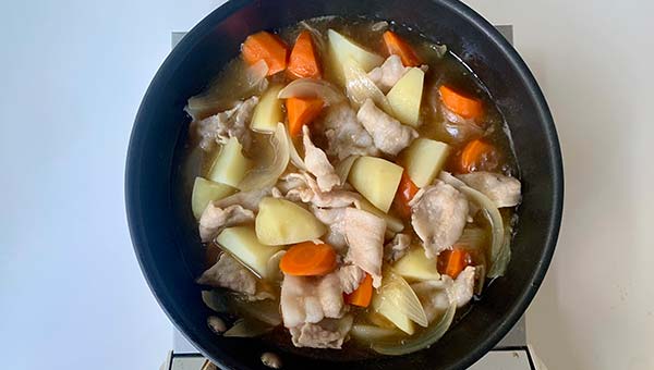 じゃがいもを加えて煮る