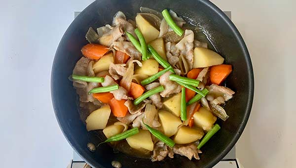 いんげんを加え、粗熱が取れるまで置いておく