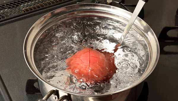 トマトを沸騰した湯に入れる トマトを沸騰した湯に入れる