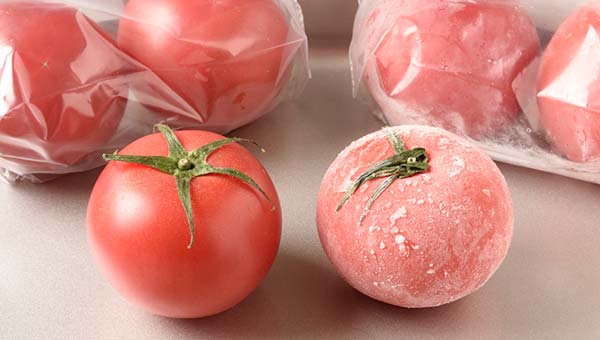 トマトを丸ごと冷凍庫で凍らせる トマトを丸ごと冷凍庫で凍らせる