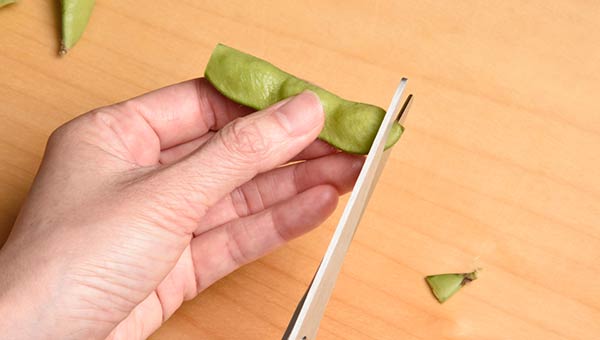 枝豆の両端をハサミで切る 枝豆の両端をハサミで切る