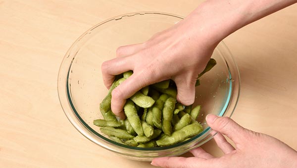 枝豆を塩もみする 枝豆を塩もみする