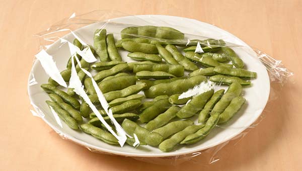 枝豆を耐熱皿にのせ、電子レンジで加熱する 枝豆を耐熱皿にのせ、電子レンジで加熱する