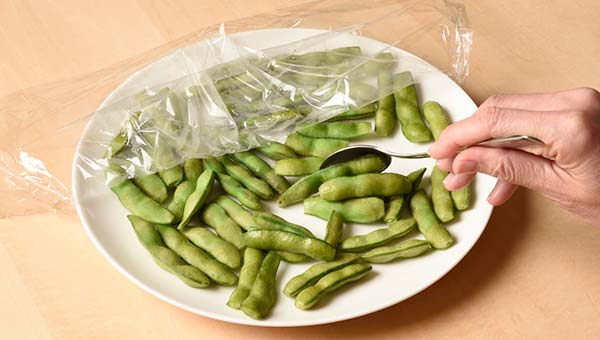 皿を取り出し、枝豆をひっくり返す 皿を取り出し、枝豆をひっくり返す