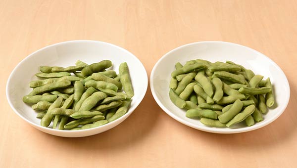 湯で茹でた枝豆(右)と電子レンジで加熱した枝豆(左) 湯で茹でた枝豆(右)と電子レンジで加熱した枝豆(左)
