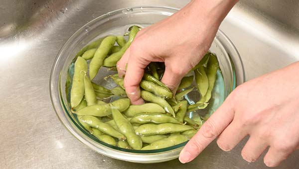 枝豆を洗う 枝豆を洗う