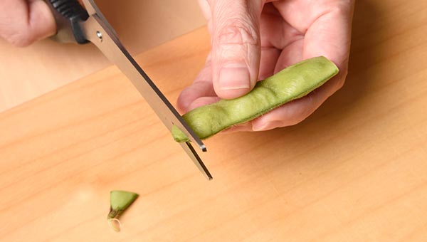 枝豆の両端をハサミで切る 枝豆の両端をハサミで切る