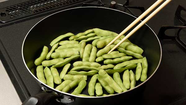 枝豆をフライパンに並べる 枝豆をフライパンに並べる
