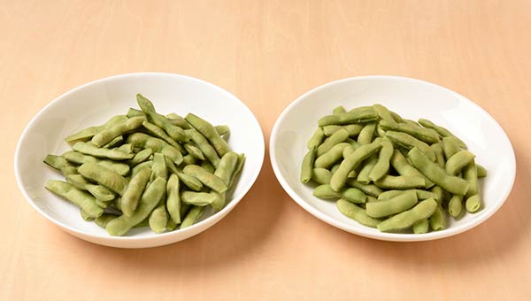 湯で茹でた枝豆(右)とフライパンで蒸した枝豆(左) 湯で茹でた枝豆(右)とフライパンで蒸した枝豆(左)