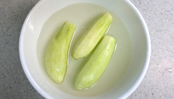 皮をむいたなすを水にさらす