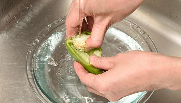 ヘタと種を取りながら水洗いする
