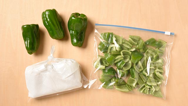 丸ごと冷凍もOK！ピーマンをおいしく保存する冷凍＆冷蔵のコツ