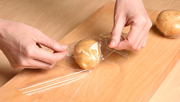 皮付きのまま1個ずつラップで包む