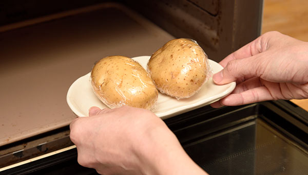 電子レンジでやわらかくなるまで加熱する