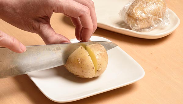 じゃがいもに十字の切り込みを入れる