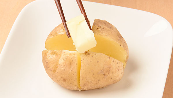 切り込みにバターをのせる