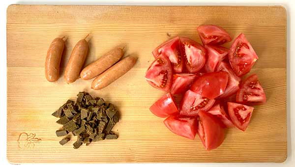 トマトカレーの材料を切る トマトカレーの材料を切る