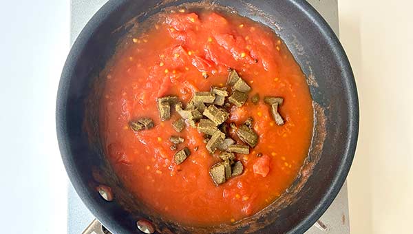 刻んだカレールーを加える 刻んだカレールーを加える