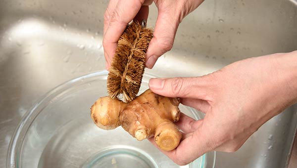 こぶの隙間をたわしやブラシでよく洗う