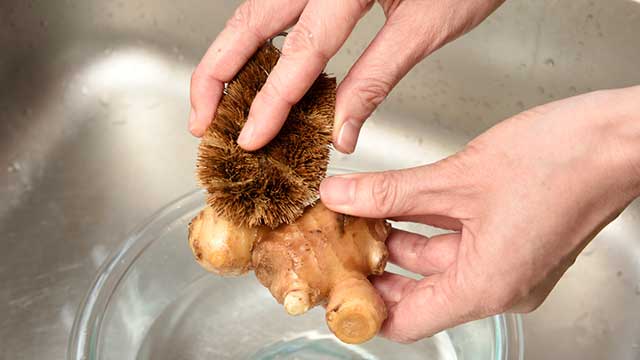 ショウガは皮むき不要？土が落ちる洗い方や皮ごと味わうレシピ