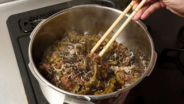 調味料を入れ、水分がなくなるまで炒める