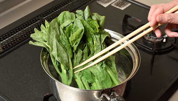 つるむらさきは下茹でしてから調理する つるむらさきは下茹でしてから調理する