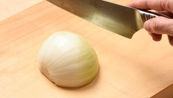 縦半分に切ったタマネギの切り口を下にして置く 縦半分に切ったタマネギの切り口を下にして置く