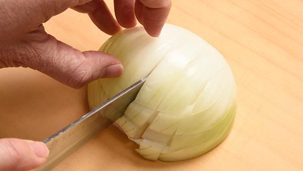 根元を体の反対側にして、端から順に縦向きに切れ目を入れる