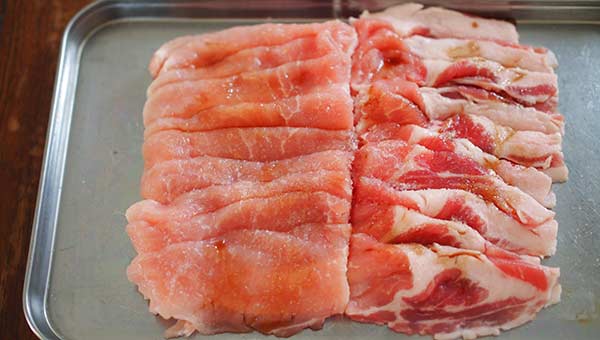 豚肉を半分に切り、塩と醤油で下味をつける
